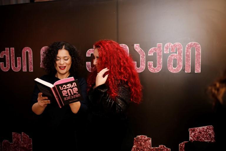 "სექსი დიდ ქალაქში" ქართულ ენაზე - რა ხდებოდა ბესტსელერის პრეზენტაციაზე სასტუმრო "მოქსიში"