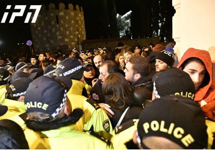 "ქართული ოცნების“ ოფისთან ვითარება დაიძაბა - აქტივისტები პოლიციის კორდონის გარღვევას ცდილობენ