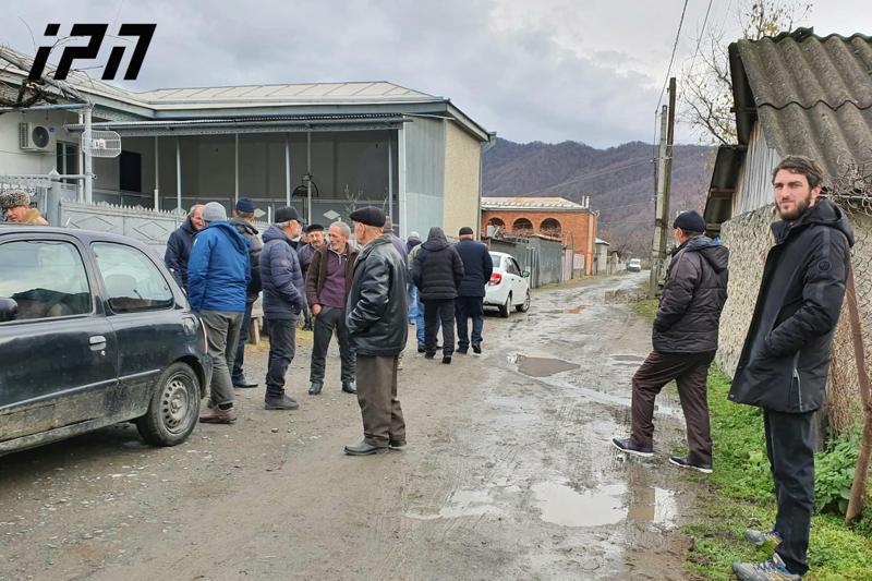 პანკისში, შეიარაღებულ დაპირისპირებაში მონაწილე ქავთარაშვილების ოჯახში, უხუცესები  სასულიერო პირებს ხვდებიან