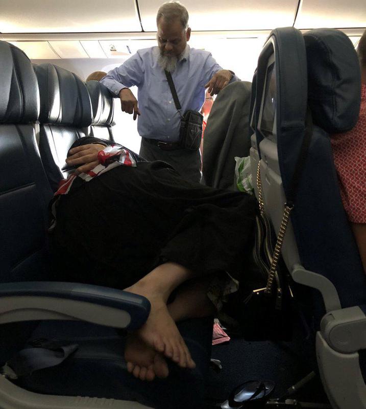 "წლის ქმარი" - კაცი თვითმფრინავში 6 საათი ფეხზე იდგა, რომ მის ცოლს სკამებზე კომფორტულად დაეძინა