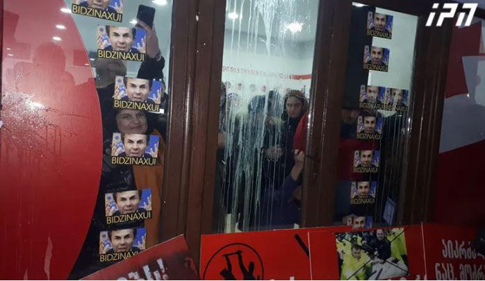 დაპირისპირება ზუგდიდში - "ოცნების" მხარდამჭერებმა "ნაციონალური მოძრაობის" ოფისს კვერცხები დაუშინეს