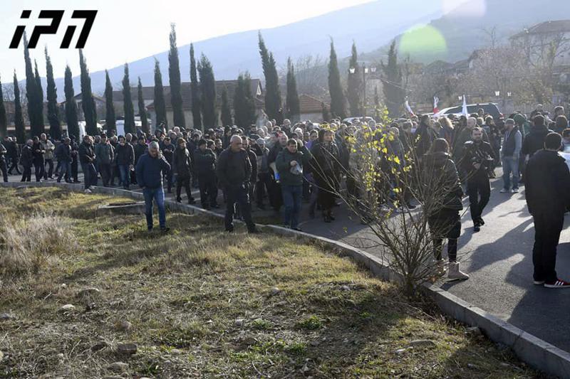 ხმაური და ბოთლების სროლა მცხეთაში - რა ხდება აქციაზე, სადაც ერთმანეთს "ოცნების" და ოპოზიციის მხარდამჭერები დაუპირისპირდნენ