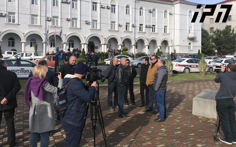 ქობულეთის საკრებულოში "ოცნების" და "ნაცმოძრაობის" წევრები ერთმანეთს ფიზიკურად დაუპირისპირდნენ