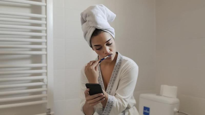 საპირფარეშოში ტელეფონით შედიხართ და "ფეისბუქს" სქროლავთ? - კვლევის თანახმად, ფსიქოლოგიური პრობლემები გაქვთ