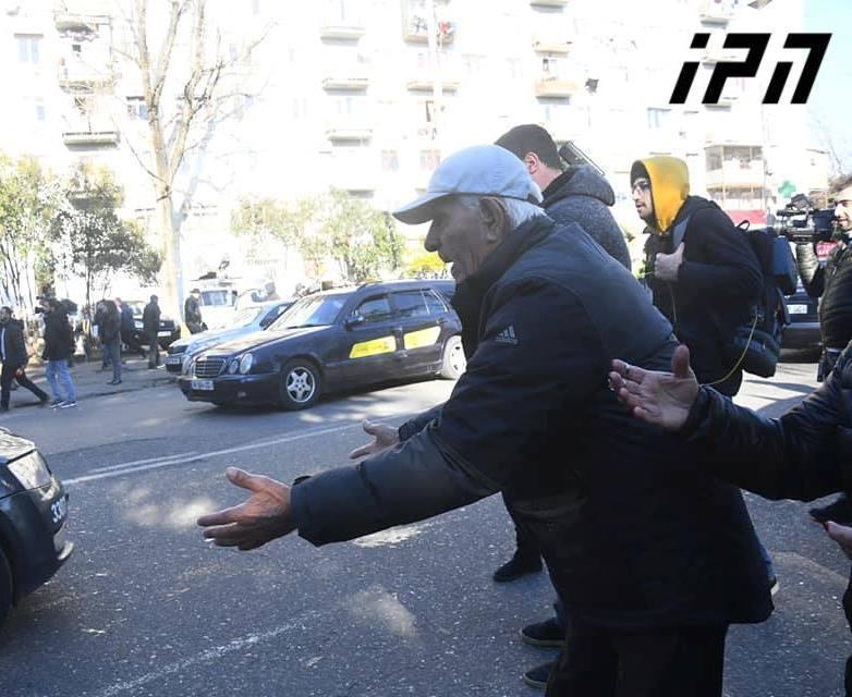 ქუთაისში, კიკვიძის სკვერში შეკრებილ ოპოზიციის ლიდერებსა და მათ მხარდამჭერებს კვერცხები დაუშინეს