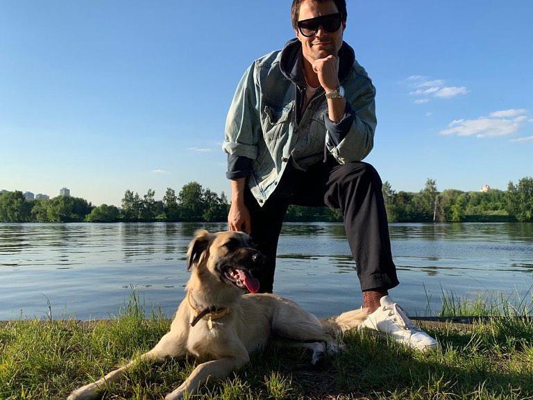 ცნობილი რუსი მსახიობი, რომელმაც საქართველოდან ორი ძაღლი "იშვილა" და მათ ქართული სახელები დაარქვა