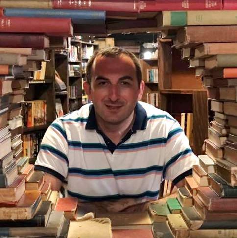 "რუსმა ტურისტებმა ჩემს ბინაში საქართველოს ისტორიის წიგნი დაწვეს..." - რა ფოტოებს ავრცელებს ილიაუნის პროფესორი