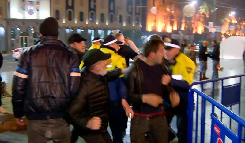 "არ ქნა, არაა, შენ დედა მო..." - პარლამენტთან წუხელ მალხაზ მაჩალიკაშვილსა და რამდენიმე პირს შორის ფიზიკური დაპირისპირება მოხდა