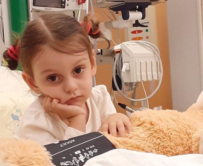 "ბავშვი უმძიმეს მდგომარეობაშია, სასწრაფოდ მჭირდება ხმის მიწოდება უმაღლეს ეშელონებთან" - პატარა ანიტას ბებია დახმარებას ითხოვს