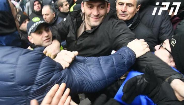 აქცია პარლამენტთან დაპირისპირებების ფონზე მიმდინარეობს