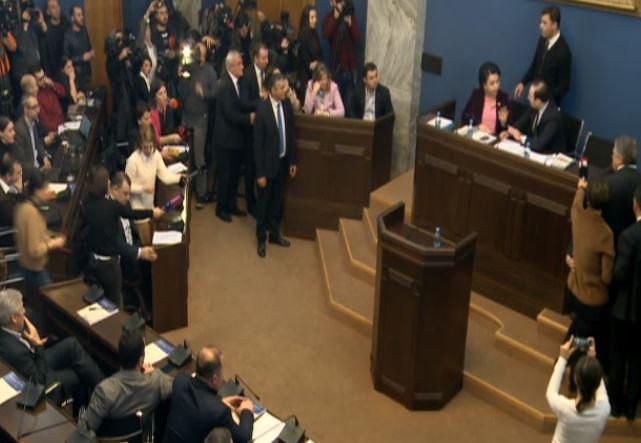 ბესელია ოხანაშვილს ტრიბუნასთან გვერდით მიუჯდა - "მე რომ რეგლამენტს ვწერდი, შენ პარლამენტთან მისასვლელ გზებს ეძებდი"