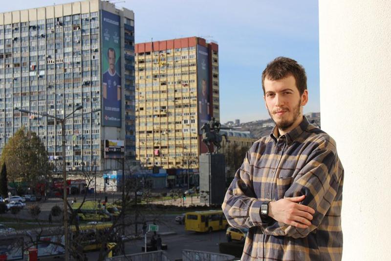 25 წლის დიზაინერი, რომელსაც სამუშაო პირობები არ აქვს, თუმცა მსოფლიოს აოცებს - "გათბობა არ გვაქვს და სახლში ცივა, მაგრამ ვცდილობ სულ ვიმუშაო"