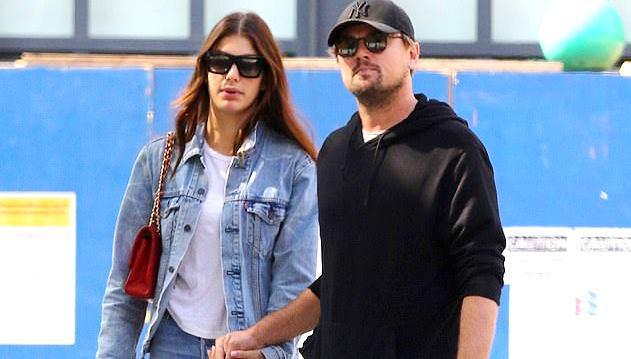 დიკაპრიოს შეყვარებულს, მსახიობთან 23-წლიანი ასაკობრივი სხვაობის გამო კიცხავენ -  რას პასუხობს კამილა მორონე კრიტიკოსებს