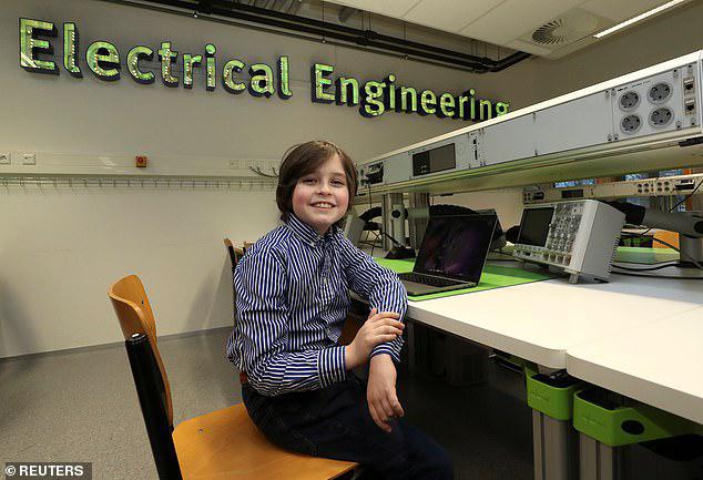 9 წლის გენიოსმა, რომელსაც ბაკალავრის ხარისხი უნდა მიეღო, უნივერსიტეტი დატოვა - ბიჭი ლექტორებს ტყუილში ადანაშაულებს