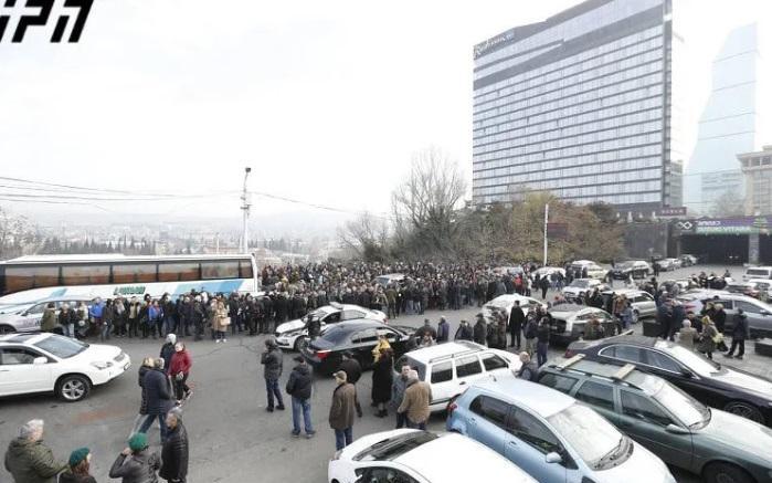 ვაჟა გაფრინდაშვილის  მხარდამჭერები საოკუპაციო ხაზისკენ ავტომობილებითა და მოტოციკლებით მიემართებიან