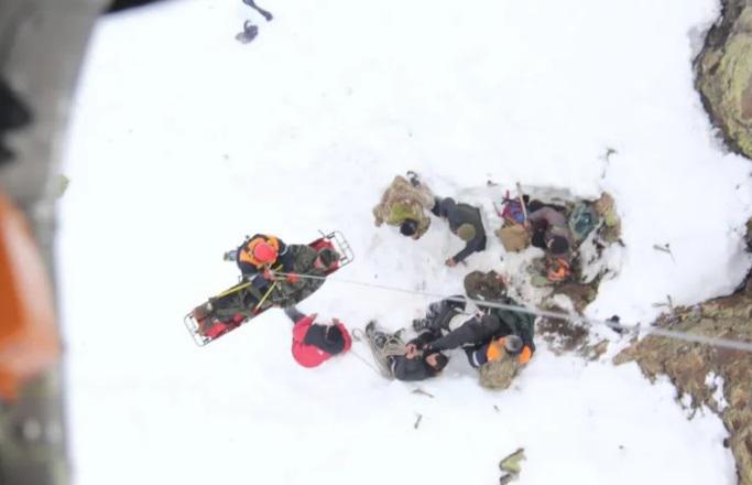 მაშველებმა ლენტეხში, მწვერვალ აილამაზე ჩარჩენილი მამაკაცი გადაარჩინეს - როგორია დაშავებულის მდგომარეობა