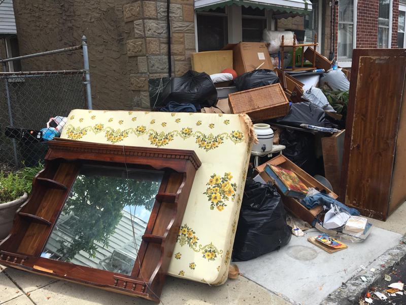 "გამოგვყარეს ქუჩაში, ჩალის ფასად ჩაიგდეს სახლი..." - საქართველოში, ბოლო 10 თვეში ათასზე მეტ ადამიანს გაუყიდეს უძრავი ქონება