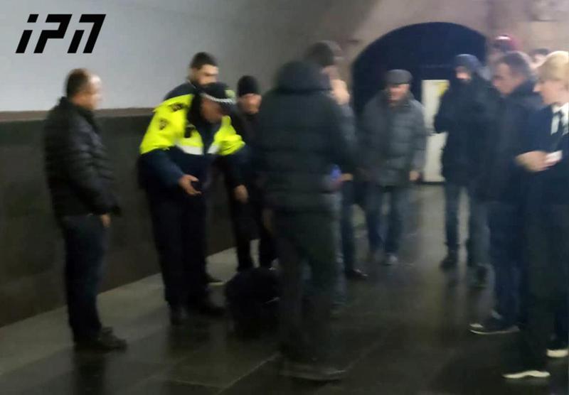 მეტროსადგურ "ვაგზლის მოედანზე" მამაკაცი ლიანდაგზე ჩავარდა - მგზავრებმა მისი ამოყვანა მოასწრეს