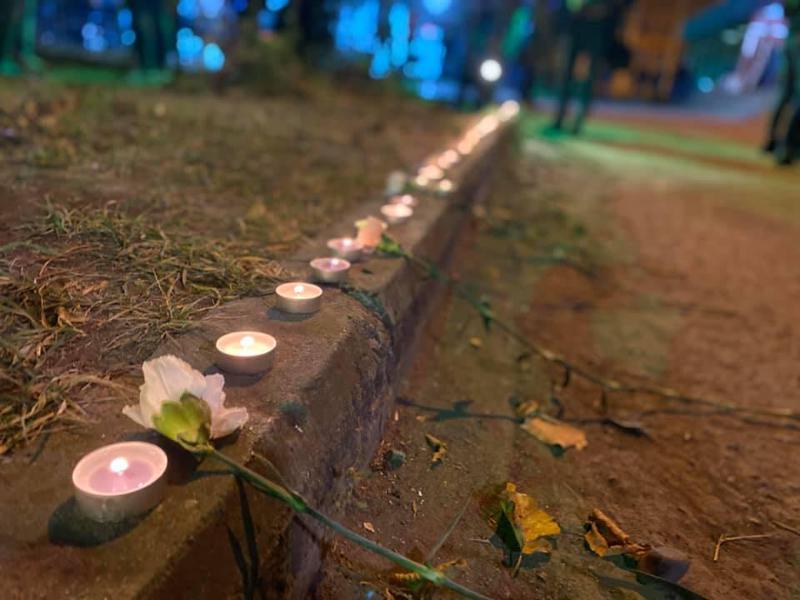 "ბოდიში ლუკა!" - ყვავილები და სანთლები იაშვილის კლინიკის ეზოში (ფოტო)