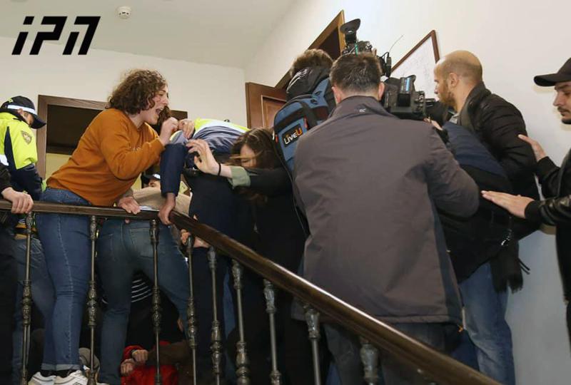 ხმაური საკრებულოში - ოპოზიცია და აქტივისტები ერეკლე კუხიანიძის გარიცხვას ითხოვენ