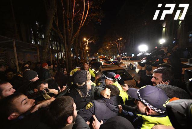 შეხლა-შემოხლა ილიაუნისთან - ერთმანეთს აქციის მონაწილეები და სამართალდამცველები დაუპირისპირდნენ