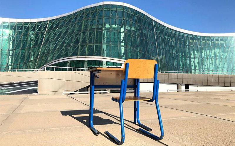 დღის ფოტო: აქტივისტებმა შსს-სთან სკოლის მერხი მიიტანეს