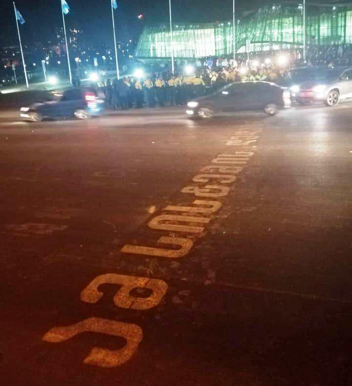 "ამ სისტემის დედაც" - წარწერა შინაგან საქმეთა სამინისტროსთან (ფოტო)