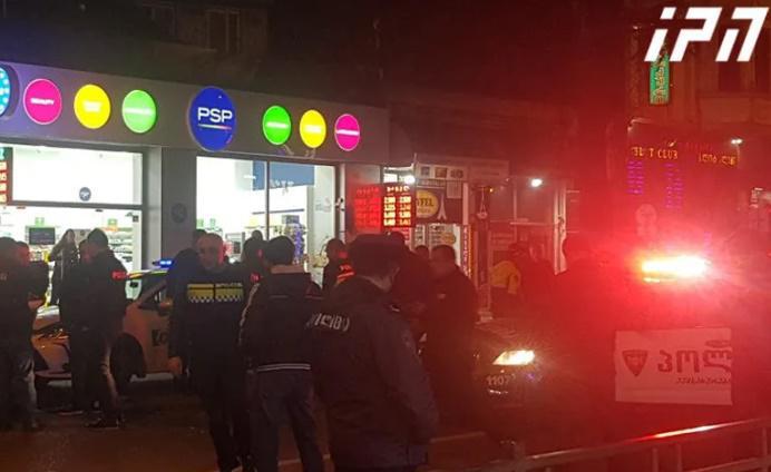 ბათუმში პოლიციელი ყელის არეში დაჭრეს - ბრალდებული დაჭრილის მეწყვილემ ადგილზე დააკავა