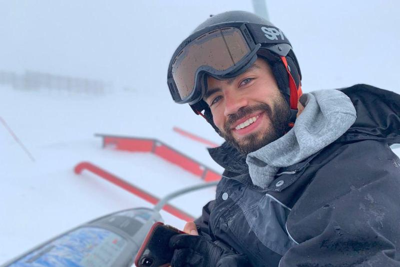 27 წლის  მილიონერი ეძებს ფოტოგრაფს, რომელიც მასთან ერთად იმოგზაურებს, ფოტოებს გადაუღებს და ამაში 55 ათას დოლარს გადაუხდის