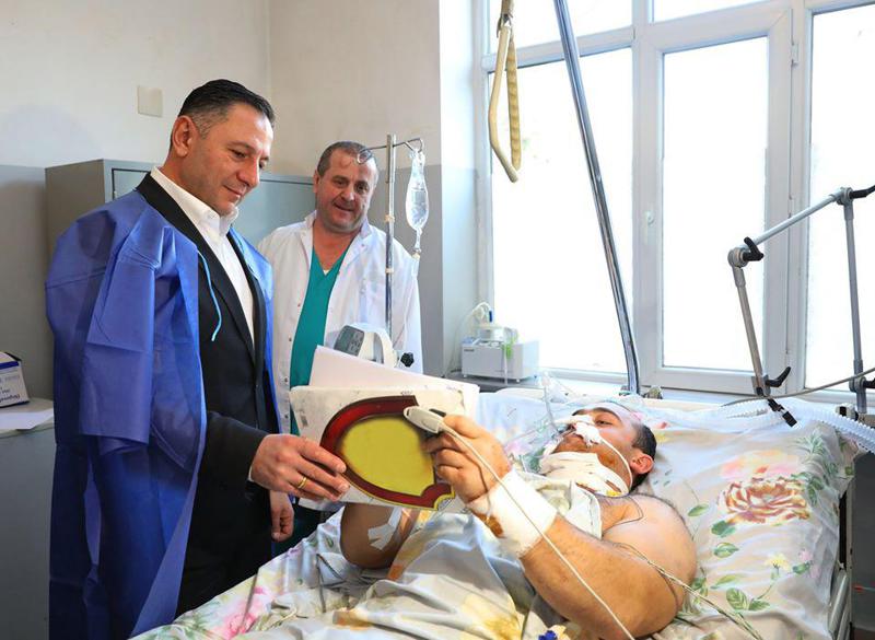 რა დაუწერა დაჭრილმა პოლიციელმა მის მოსანახულებლად მისულ შს მინისტრს - კადრები საავადმყოფოდან