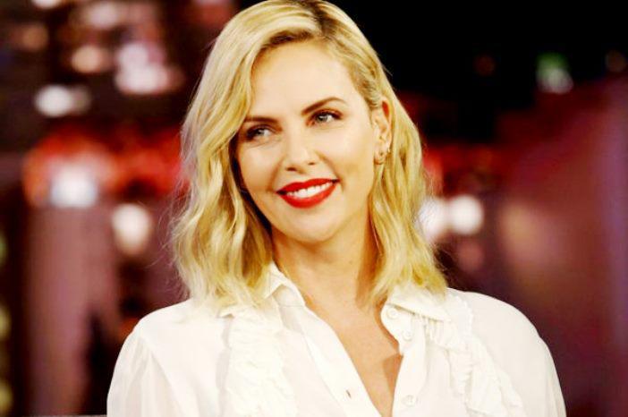 "პიჟამაში დამხვდა და ფეხებზე ხელს მისვამდა“ - შარლიზ ტერონს ცნობილი რეჟისორი სექსუალურად ავიწროებდა