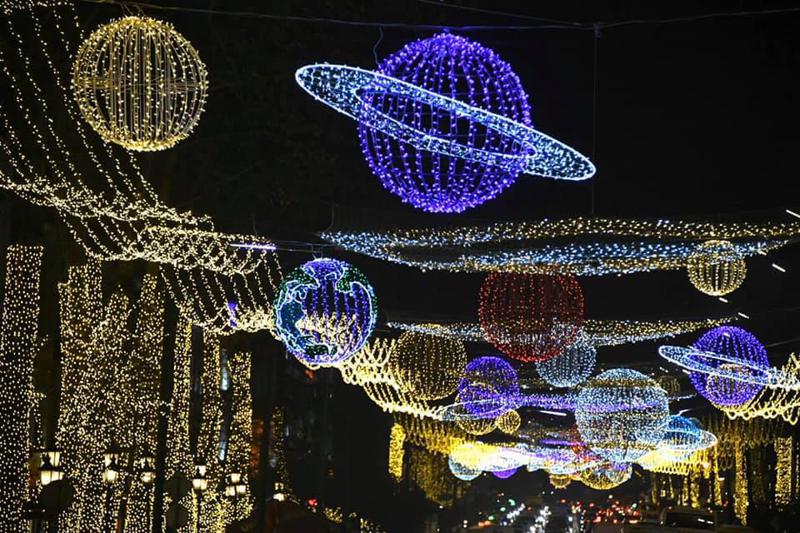 რუსთაველის გამზირზე საახალწლო განათებები ჩაირთო (ფოტო)