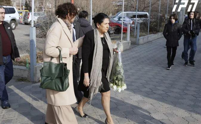 სალომე ზურაბიშვილი 15 წლის ლუკა სირაძის სამოქალაქო პანაშვიდზე მივიდა