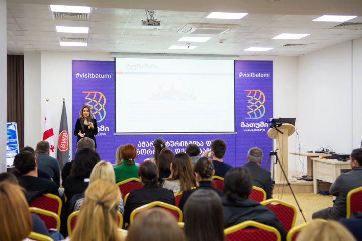 ბათუმში სპიკერების საჯარო ლექცია მიმდინარეობს