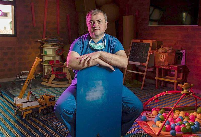 36 წლის ქართველი ქირურგი, რომელიც შვეიცარიის წამყვან კლინიკაში მუშაობს და ათასობით ბავშვს სიცოცხლეს ჩუქნის