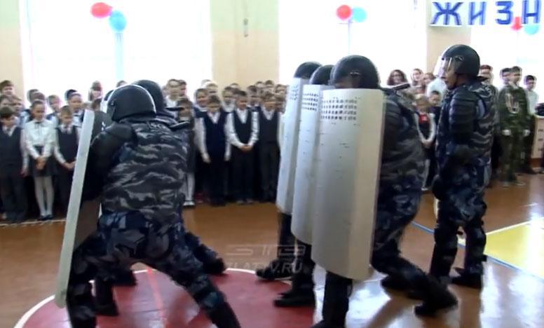 რუსმა სპეცრაზმელებმა მეხუთე კლასელებს აქციის ხელკეტებით დაშლა "ასწავლეს" -   სკანდალური ვიდეო  და რუსების უმწვავესი გამოხმაურება