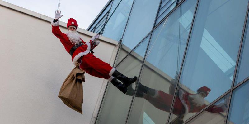 "ბანკი გაძარცვა, ქუჩაში უცნობებს ფულებს გვაყრიდა და ყვიროდა, შობას გილოცავთ", - უჩვეულო დანაშაული აშშ-ში