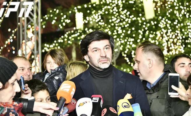 "ტრენდია მსოფლიოში, ცდილობენ, რომ მსგავსება იყოს ნატურალურ ნაძვის ხეებთან" - კალაძე დედაქალაქის მთავარ ნაძვის ხეზე