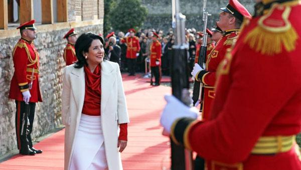 მილიონ 400 000 ლარზე მეტი 10 თვეში - რამდენს ხარჯავს პრეზიდენტი და მისი ადმინისტრაცია მივლინებებში