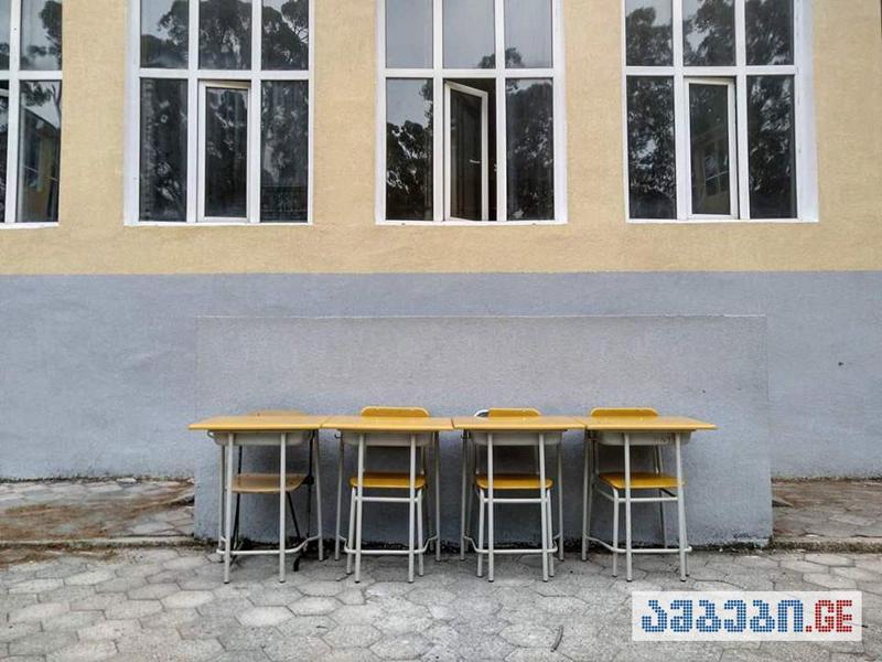 ავარიაში გარდაცვლილი მოზარდების მერხები ჩაქვის სკოლის ეზოში დაალაგეს