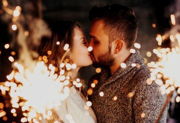 "ლოგინის ქვეშ დადეთ შვიდი ქვა..." - რა უნდა გააკეთოთ ახალი წლის ღამეს სიყვარულისა და იღბლის მისაზიდად