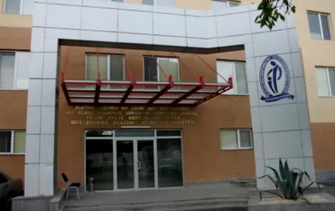 როგორია "სადგურის მოედანზე“ ლიანდაგებში ჩავარდნილი მამაკაცის  მდგომარეობა - რას აცხადებენ კლინიკაში