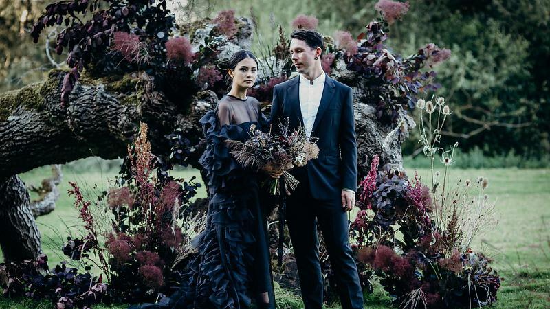 შავი საქორწინო კაბა და ქორწილი გამხმარ ხესთან - წლის ყველაზე უჩვეულო ცერემონიის ფოტოები