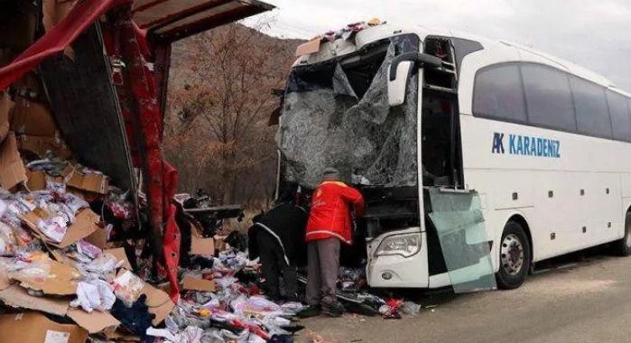 თბილისიდან სტამბოლში მიმავალი ავტობუსი  ტრაილერს შეეჯახა - არის მსხვერპლი