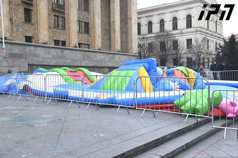 პარლამენტის წინ გასაბერი ატრაქციონი ჩაიფუშა