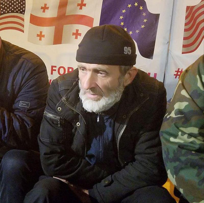 "ჩემზე შურისძიებას ცდილობენ, ბავშვების დარდი არ აქვთ" - რას წერს მალხაზ მაჩალიკაშვილი მას შემდეგ, რაც მერიამ რუსთაველის გამზირიდან მისი კარავი აიღო