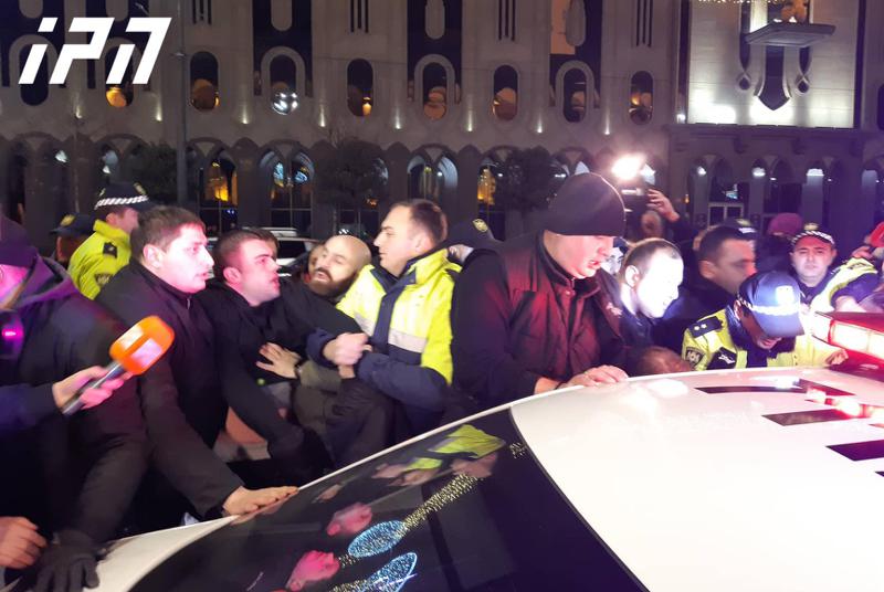 ატრაქციონები კარვების ნაცვლად - პარლამენტთან წუხელ 9 პირი დააკავეს