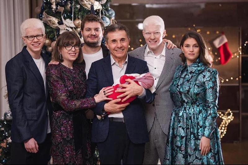 როგორ შეხვდა ბიძინა ივანიშვილი ახალ წელს - ივანიშვილების ოჯახის საახალწლო ფოტოები