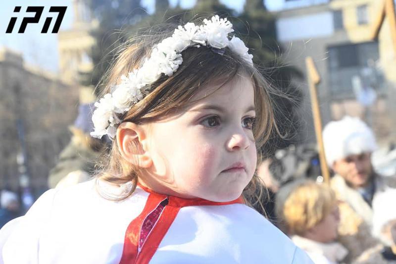 საშობაო ალილო თბილისში - სადღესასწაულო მსვლელობის ულამაზესი ფოტოები