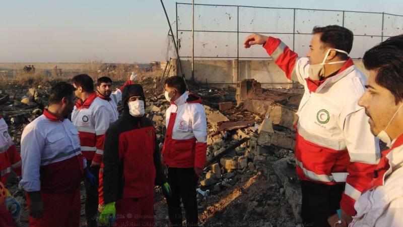 ირანში უკრაინული სამგზავრო თვითმფრინავის კატასტროფის ამსახველი პირველი ფოტოები - დაღუპულია 180 ადამიანი
